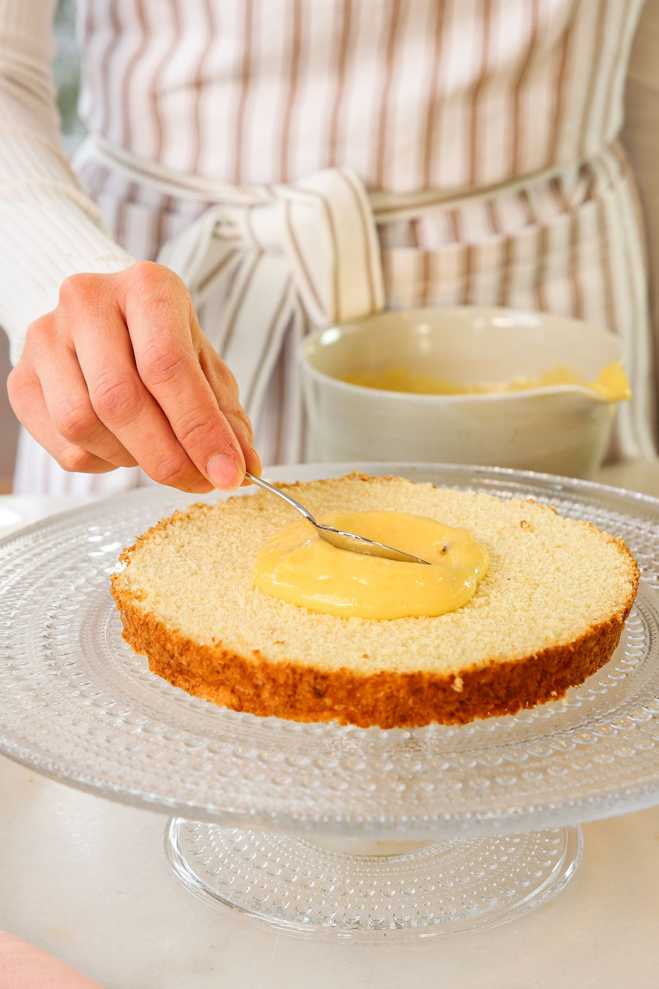 Baka med Frida for the New Year - 3 festive chocolate desserts. Here you see the Kastehelmi cake plate from Iittala.