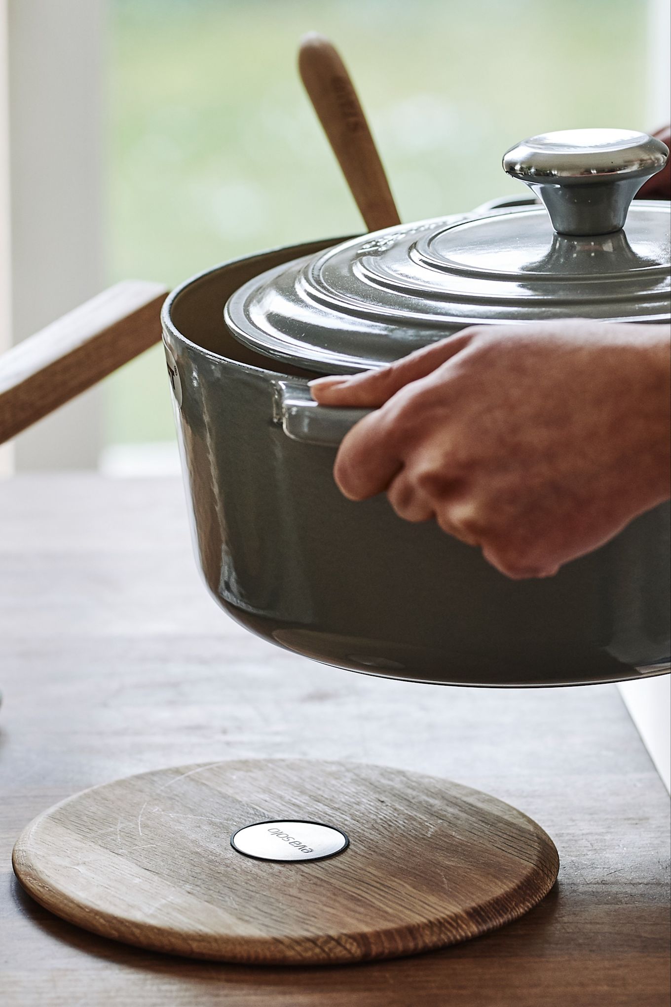 The Nordic Kitchen magnetic pot trivet from Eva Solo is a practical home-hack that simplify everyday life and is a stylish detail in the kitchen.