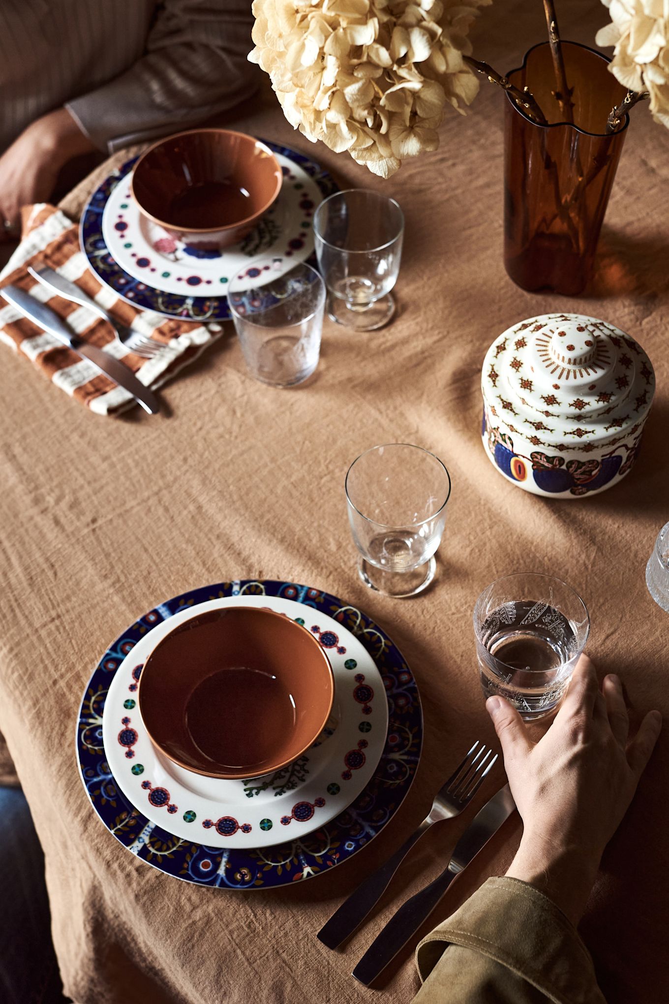 A bohemian table setting idea, here you see a brown and blue table setting with the patterned Taika tableware.