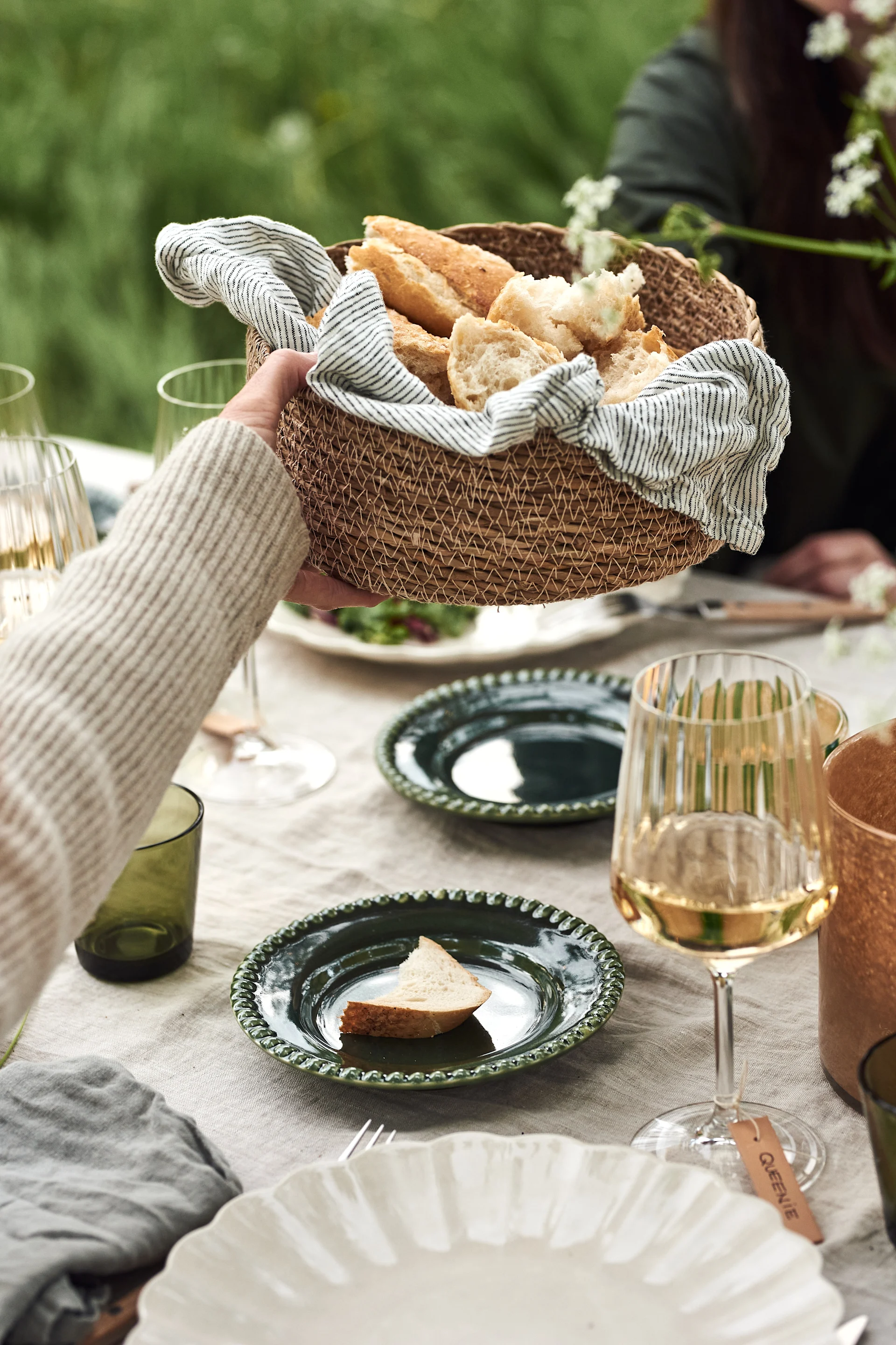 Discover our garden party inspiration - practical baskets for bread for your garden party.