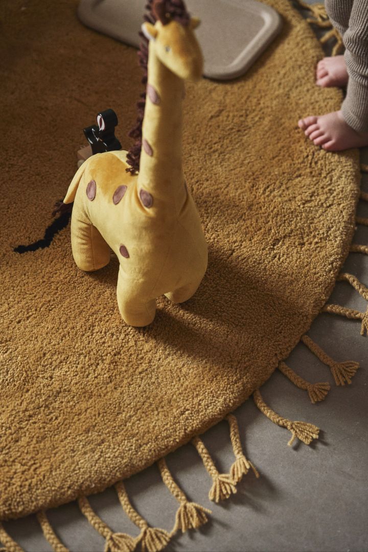 It is a great idea to add colour into a children's bedroom with soft toys and other accessories. Here you see a giraffe from Bloomingville on the sun rug from ferm LIVING. 