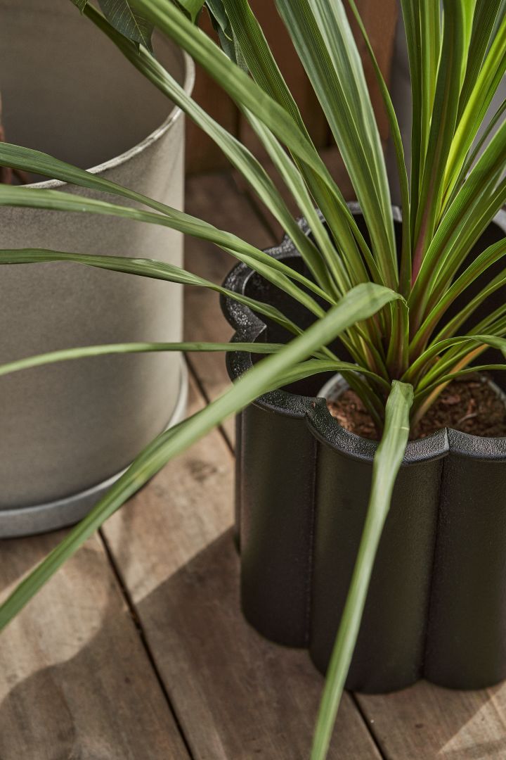 Stylish outdoor pots from Byarums Bruk and DBKD.