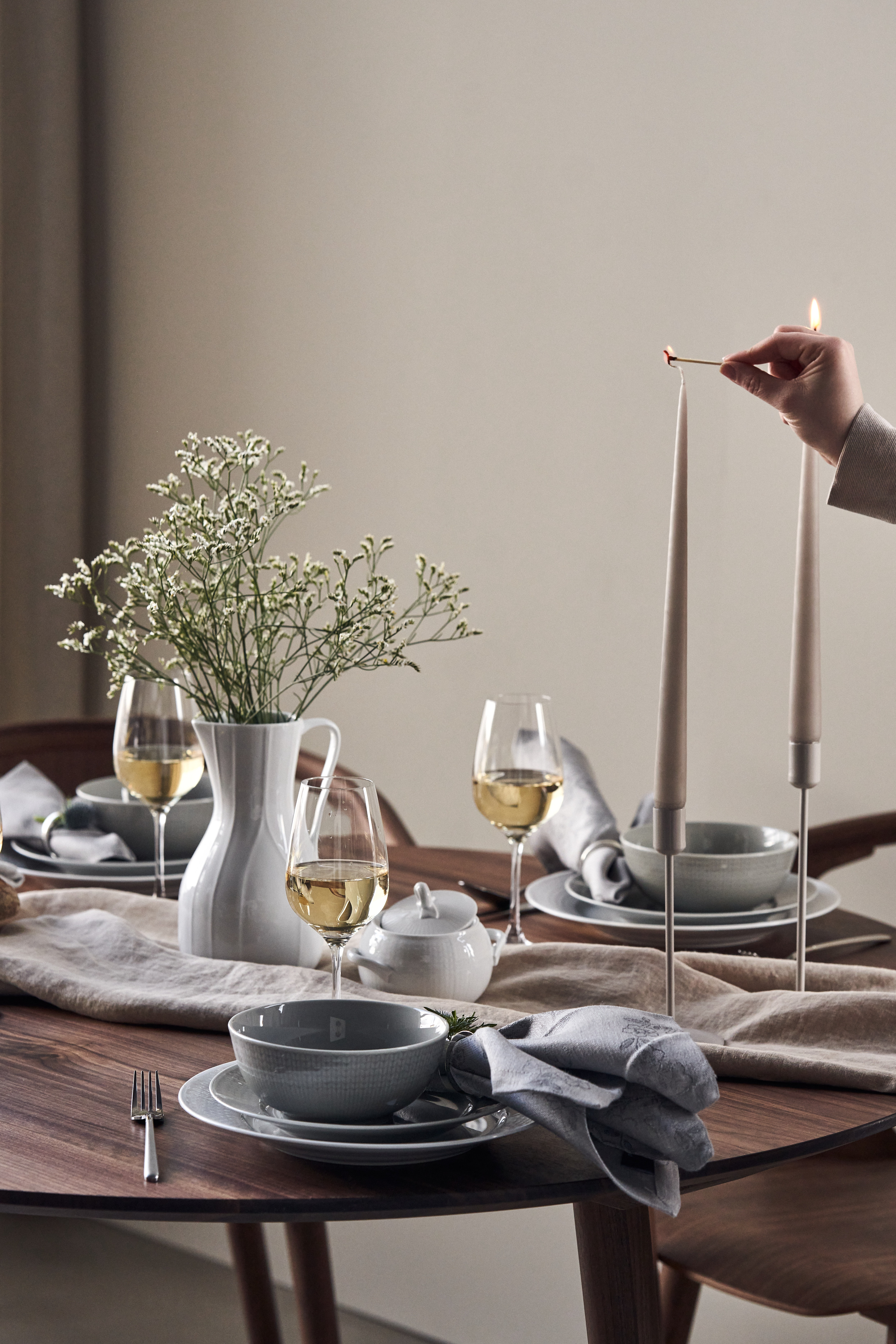 Modern dinner shop table setting