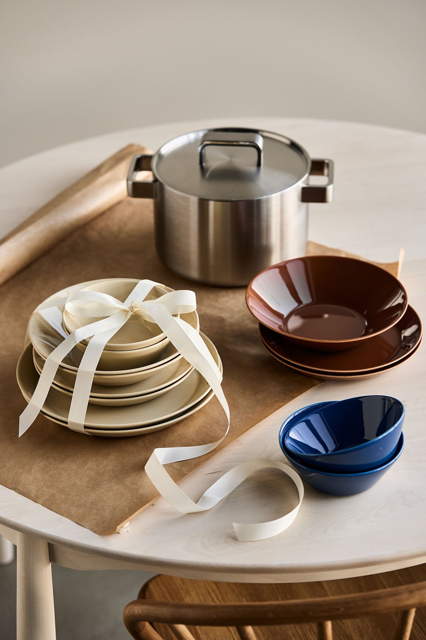 Creative gift ideas for a graduation - Here you see the Teema porcelain set from Iittala in linen, brown and blue colours. 