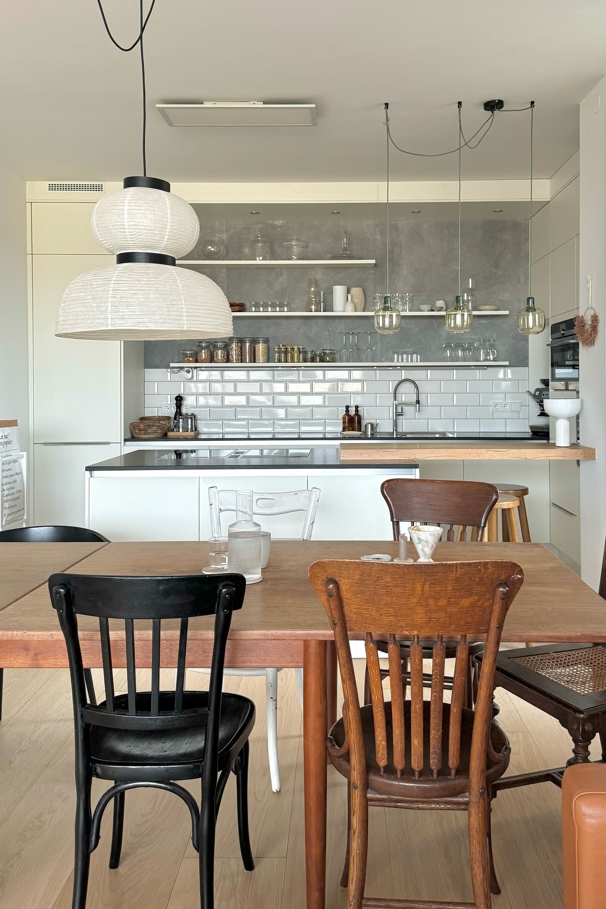 Illuminate your kitchen with different lamps, for example the Formakami pendant light from &tradition above the dining table in @anno_living's home provides a pleasant light.