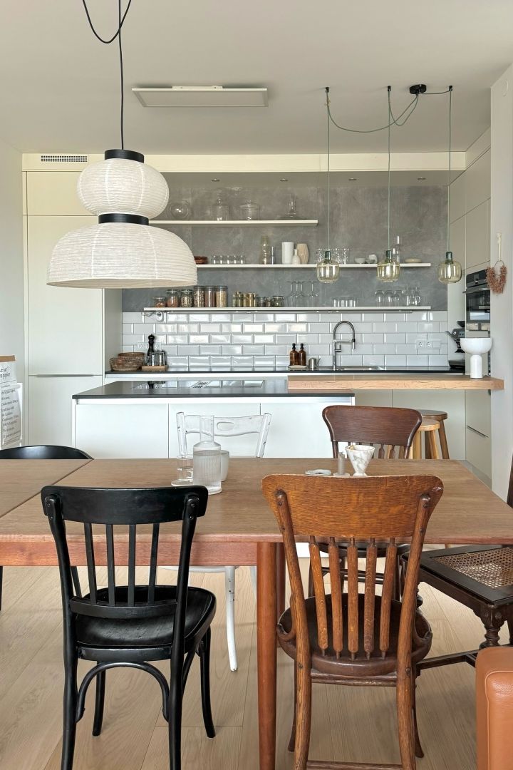 Illuminate your kitchen with different lamps, for example the Formakami pendant light from &tradition above the dining table in @anno_living's home provides a pleasant light.