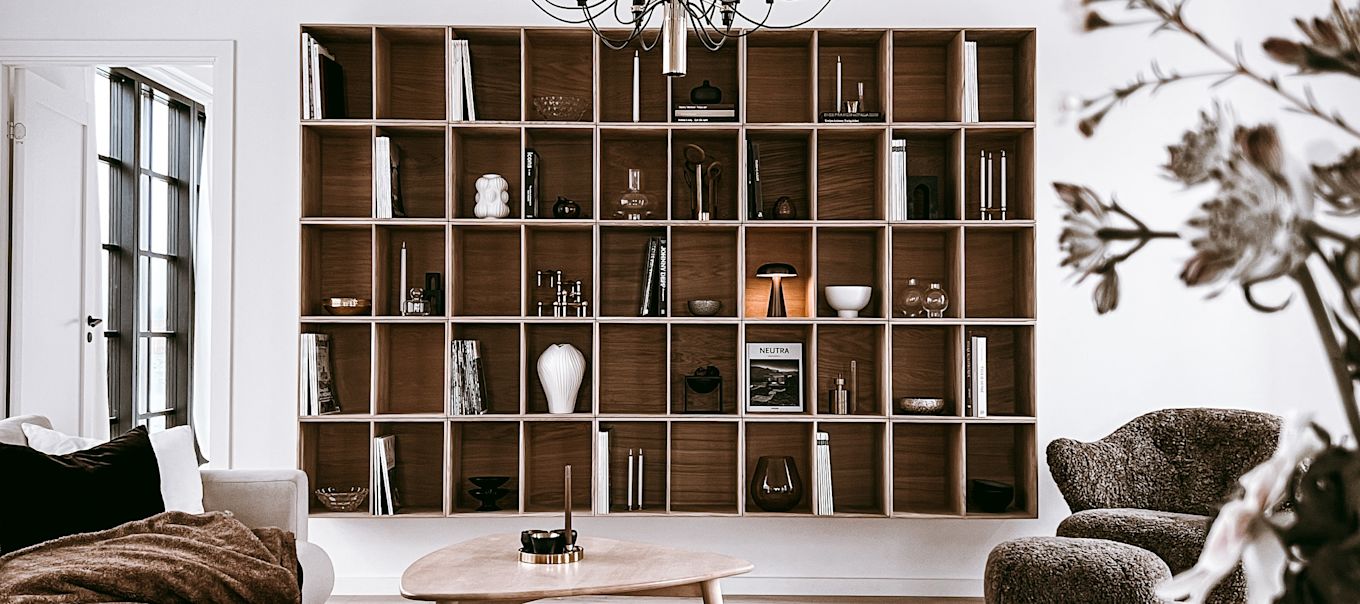 Bookself decor ideas- inspiration at Anela Tahirovic's home @arkihem where portable lighting, plants and focal points are tips for styling the bookshelf nicely.