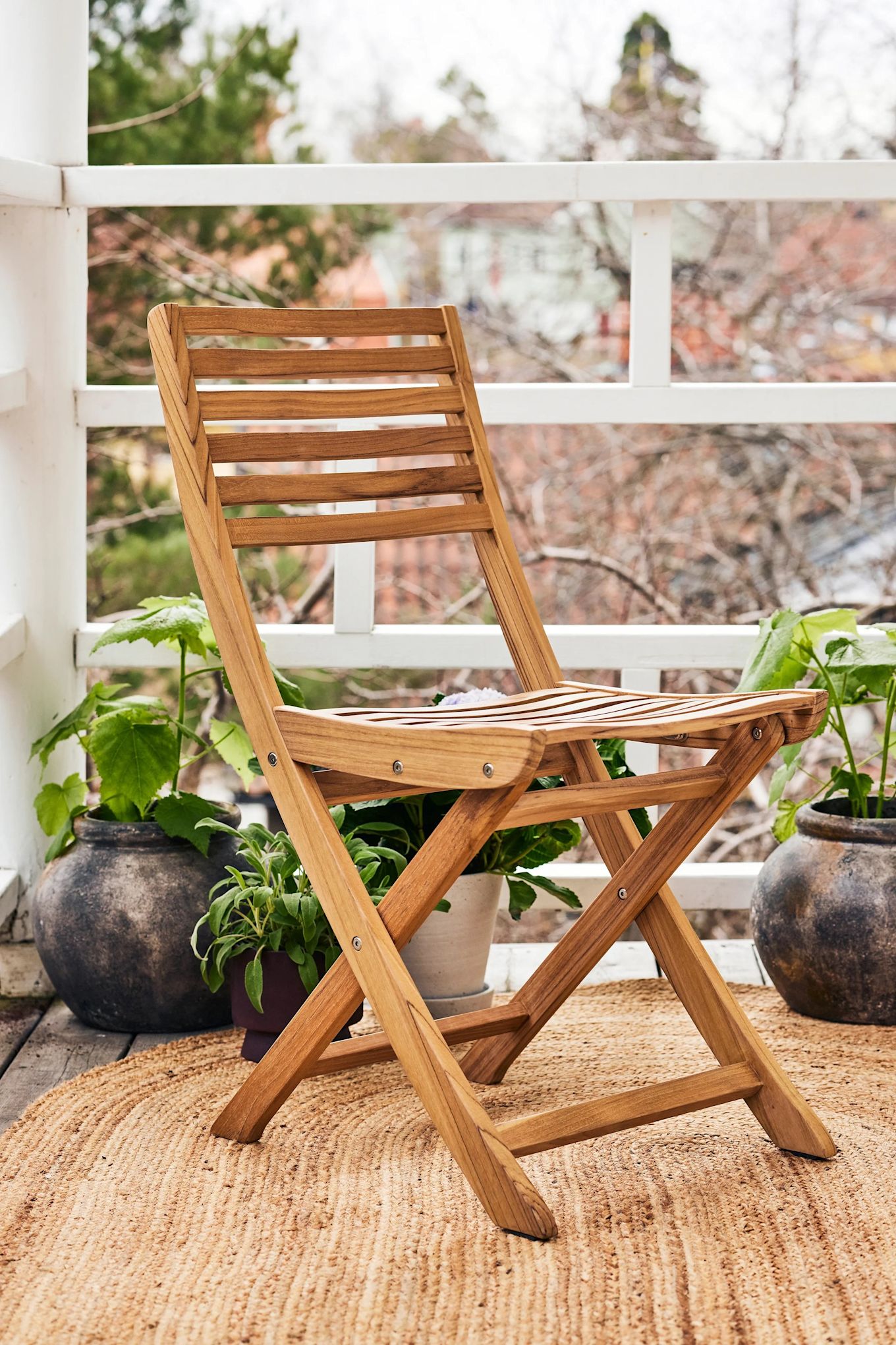 Here you see the folding Aneboda chair from 1898 in teak, ideal for a small balcony because you can fold away to save space. 