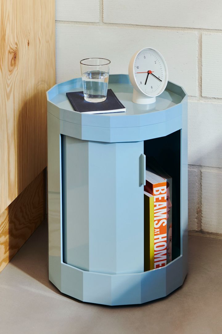 The Facet side table in light blue and on wheels, from HAY, is practical and multifunctional furniture to decorate with in 2025.