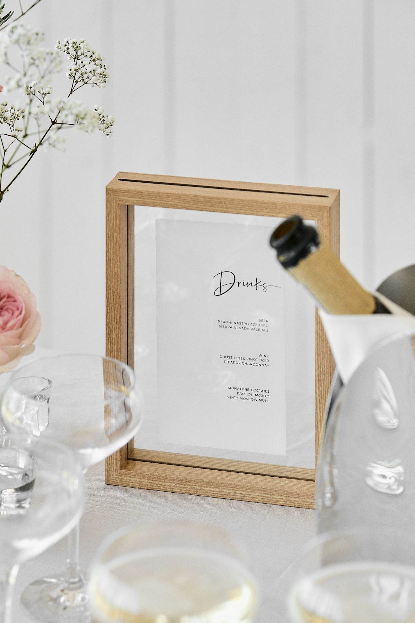 A unique wedding idea ideal for outdoor weddings. Here you see a close up of a drinks menu in a wooden frame from Urban Nature Culture.