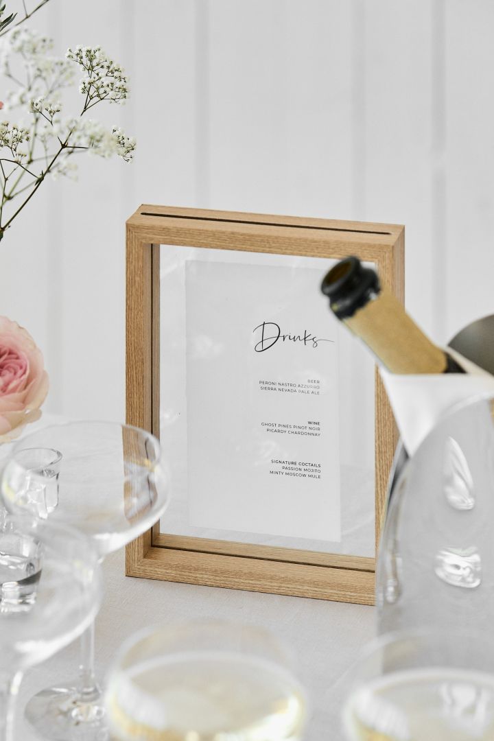 A unique wedding idea ideal for outdoor weddings. Here you see a close up of a drinks menu in a wooden frame from Urban Nature Culture.