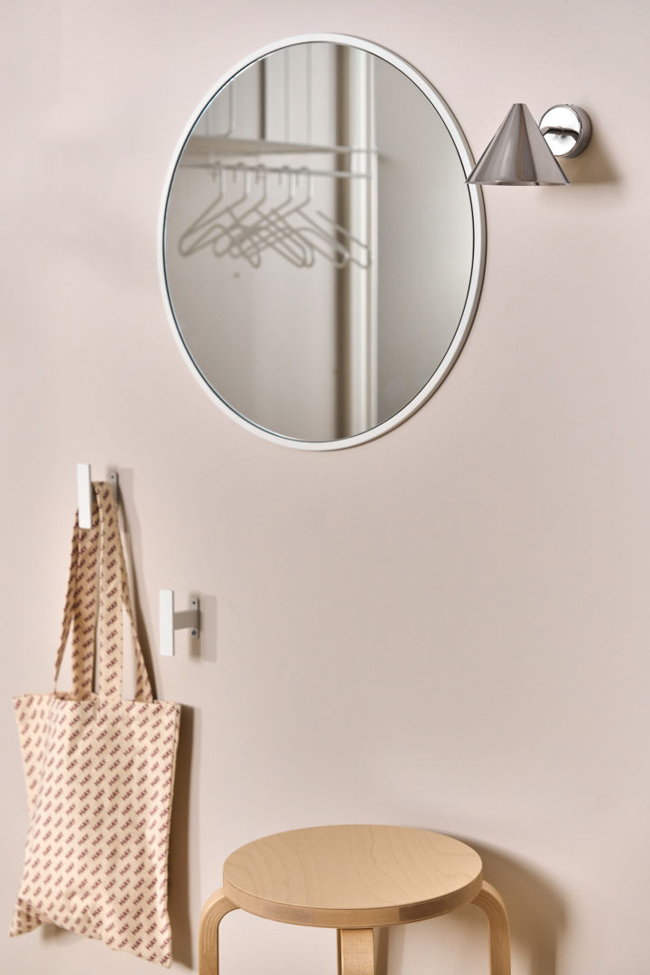 Design a small hallway tone on tone. Here you can see a white Sphere mirror, white Nod hooks, both from Scandi Living, and a silver-coloured Tratten Mini wall light from Örsjö Belysning.