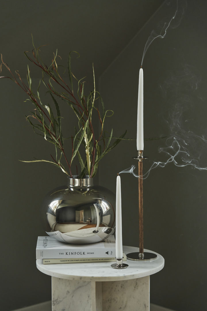 Decorate your side table with Hilke, for example with the Amico vase and the Alto Basso candle holder.