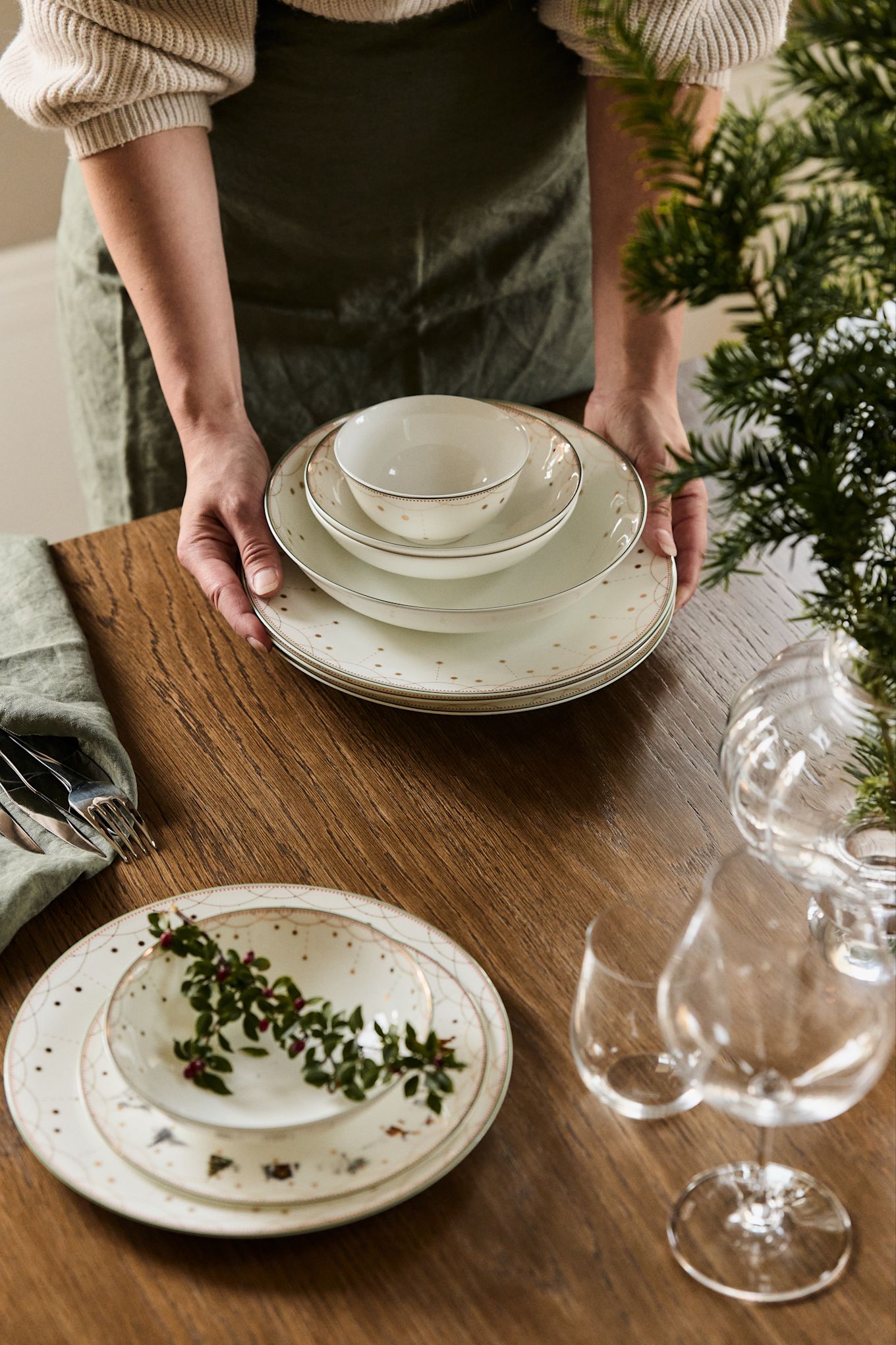 How to decorate with traditional Scandinavian Christmas decorations - The Julemorgen collection from Wik & Walsøe gives a luxurious and Scandinavian feeling to your Christmas dinner table.  