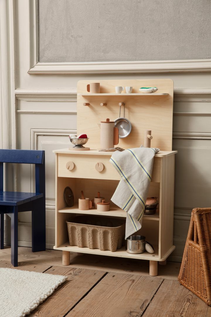 Here you see a wooden toy kitchen from Kids Concept and fun idea for your children's room. 