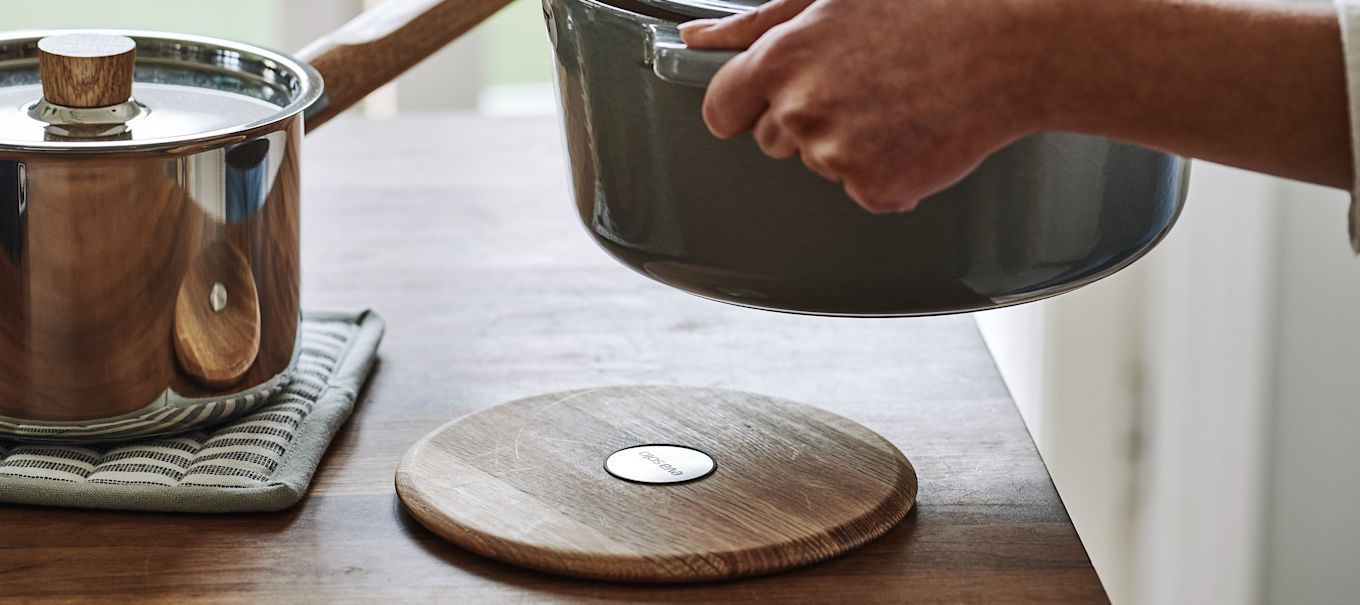 The Nordic Kitchen magnetic trivet from Eva Solo is a practical home-hack for the kitchen and will simplify your everyday life in no time.