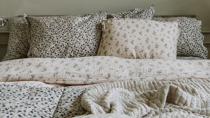 A soft and cosy bed set is perfect to give as a wedding gift for a nice bedroom and extra good sleep. Here bedded with floral duvet covers from Garbo & Friends in a green bedroom.