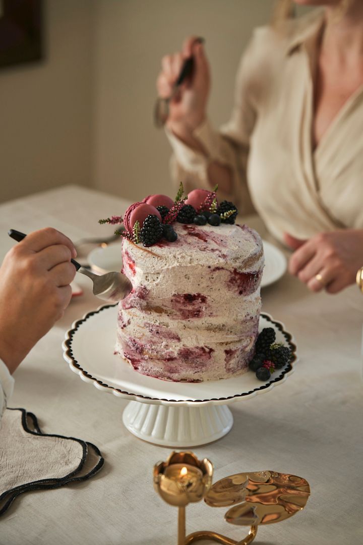 Celebrate Galentine's Day with a tea party. Here you see a special Galentine's Day cake with seasonal berries and macarons. 