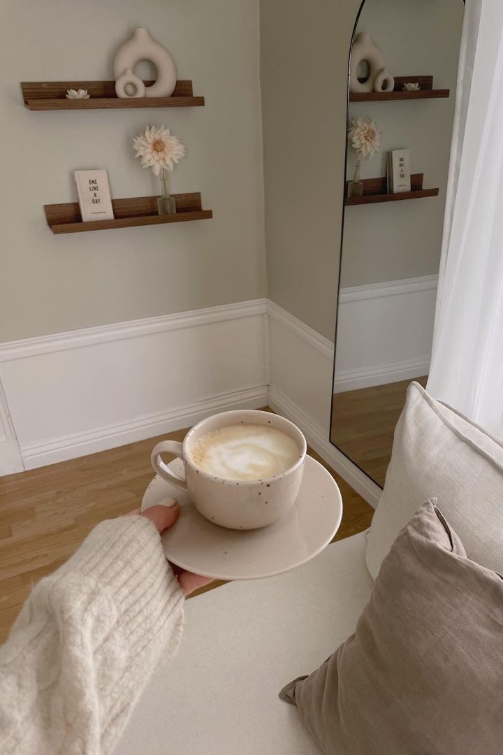 Serve your coffee made at the coffee bar in the pretty Freckle mug from Scandi Living, like @jannikaedemyr.