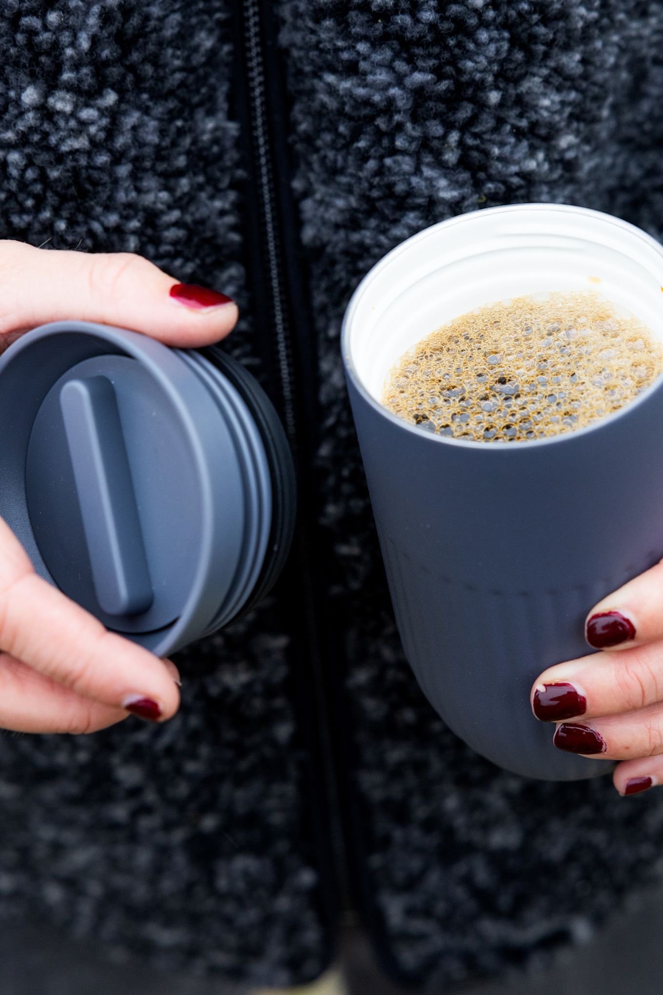 Mother's Day gifts don't have to be fancy. Does your mum like to drink a coffee on the go? Then give her a thermo mug from Sagaform's Tova collection, here in blue.