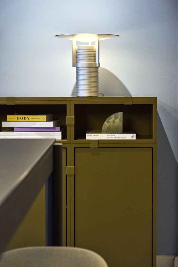 Olive green is one of the colour trends for our interiors in 2025, here you see the stacked shelf from Muuto in olive green. 