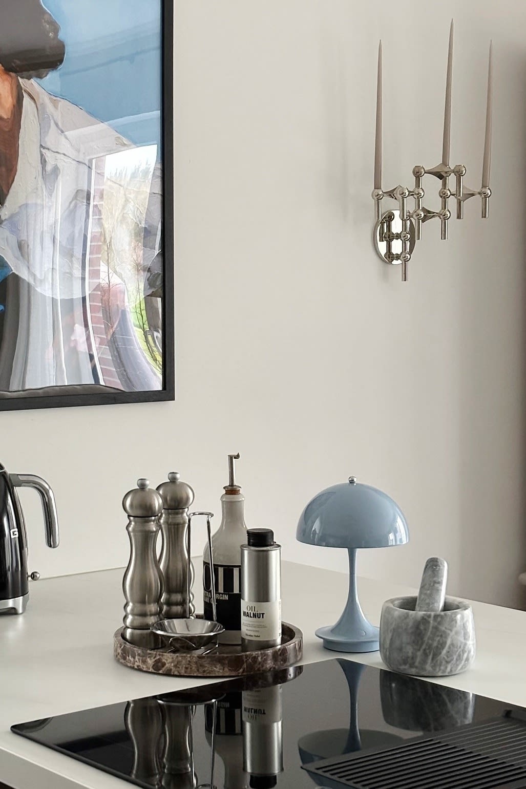 Even small table lamps can be beneficial for the brightness and atmosphere in your kitchen. Here you can see the light blue Panthella table lamp from Louis Poulsen in @muezihome's very modern kitchen.