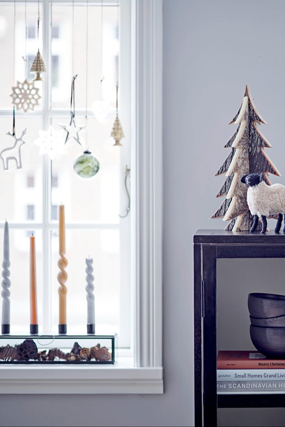 The Pelo Advent candle holder from Bloomingville is versatile, as the glass box can be filled with all kinds of decorations. Place it on the windowsill, for example, as shown here.