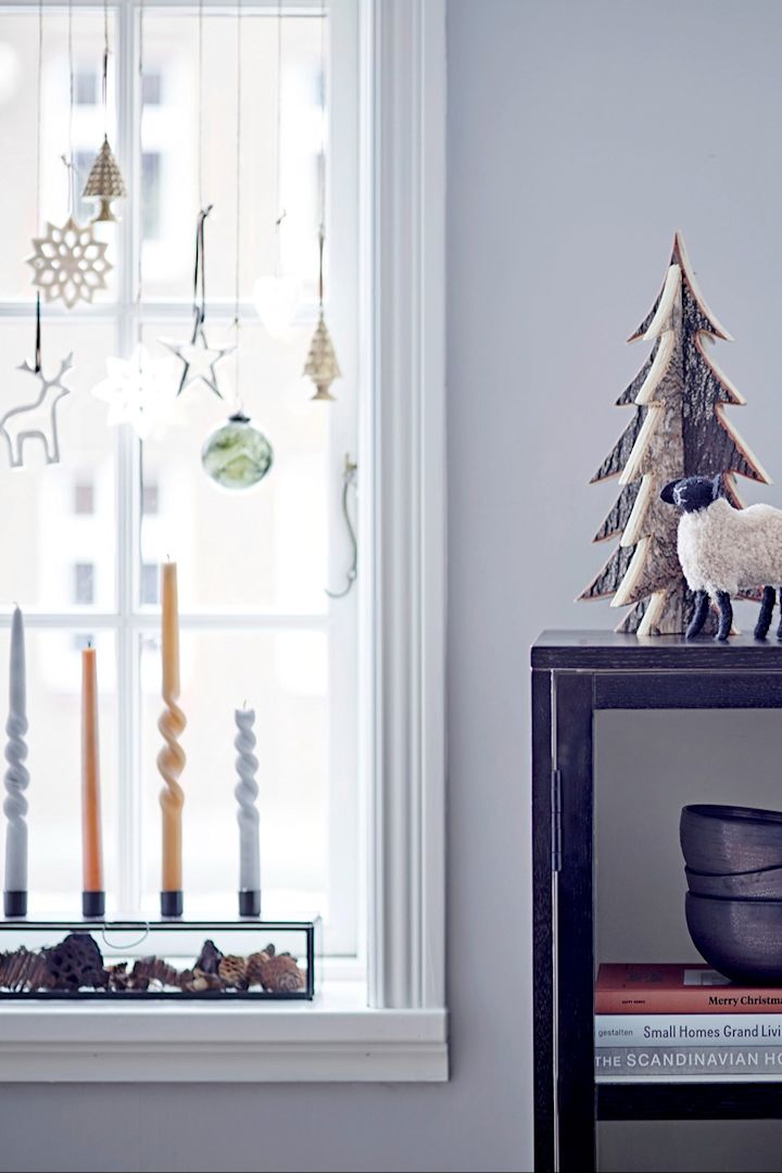 The Pelo Advent candle holder from Bloomingville is versatile, as the glass box can be filled with all kinds of decorations. Place it on the windowsill, for example, as shown here.