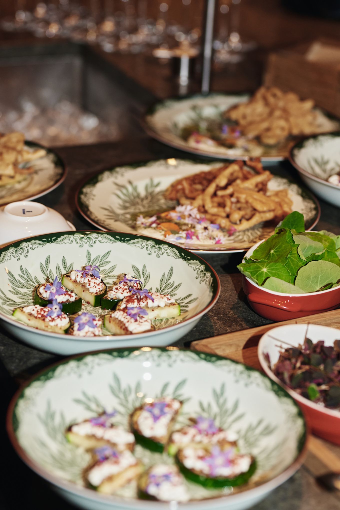 Here you see the Ostindia Floris deep plate with a professional plating of food. Part of a green table setting idea for a restaurant feeling at home. 