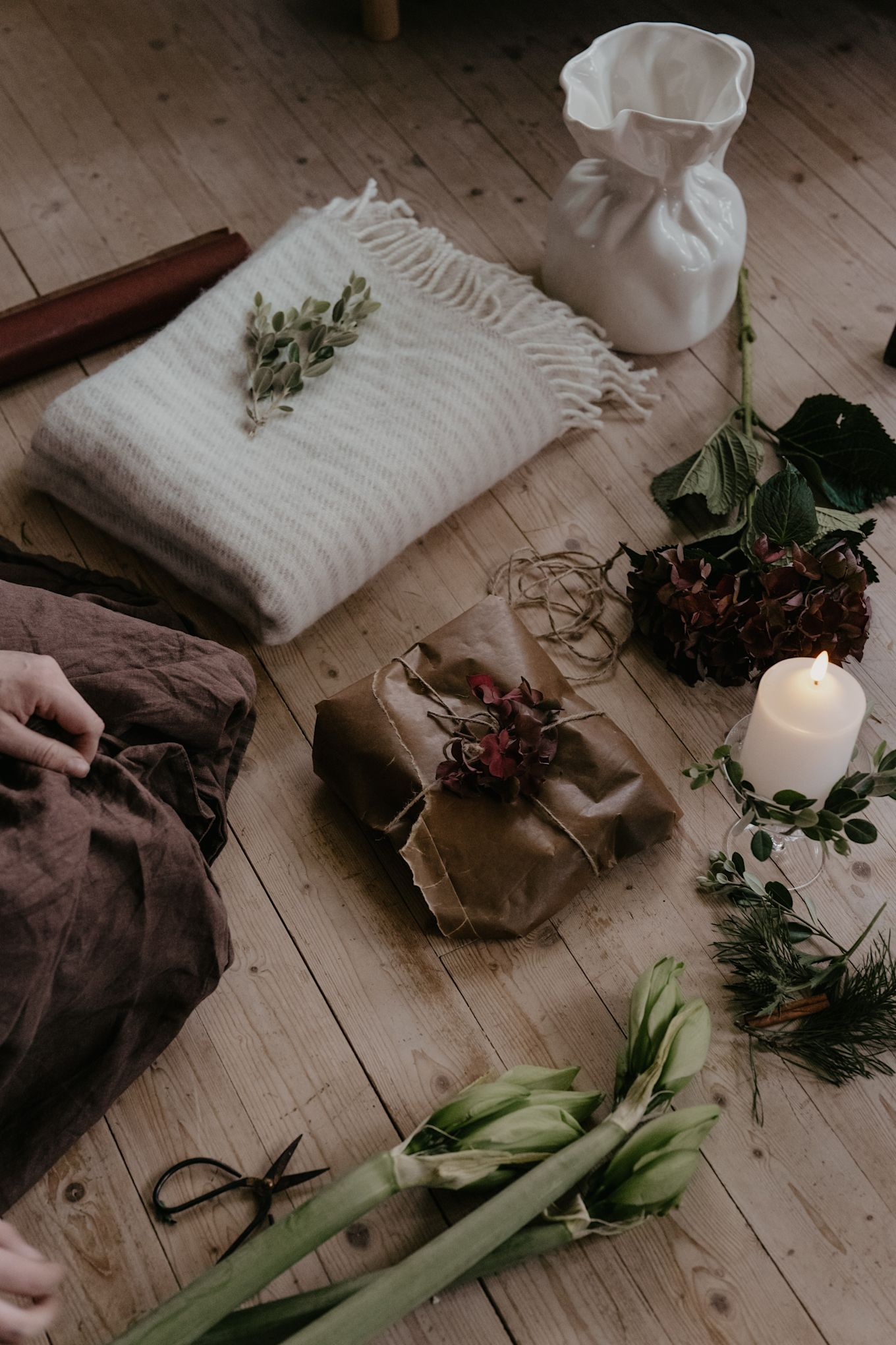 Decorate packages and candles with dried Christmas flowers for a perfectly simple DIY Christmas craft. Photo: Johanna Berglund @snickargladjen