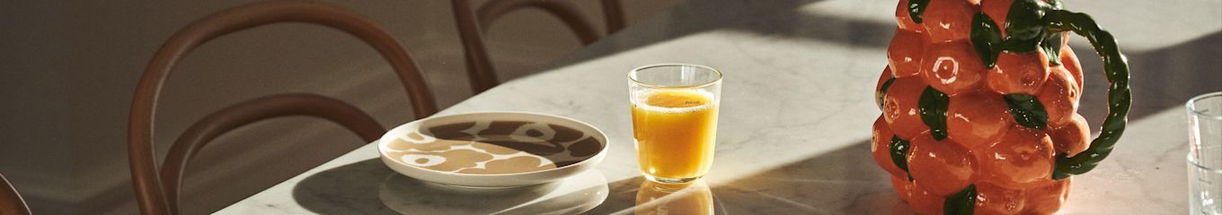 Table set with Marimekko porcelain, juice and carafe from BYON in the design of tangerines. 