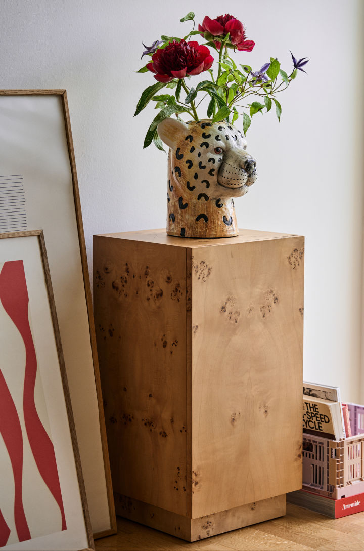 One of Byon's bestsellers and most iconic products is the Cheetah vase, available in two different sizes. Here on a pedestal with a bouquet in it.