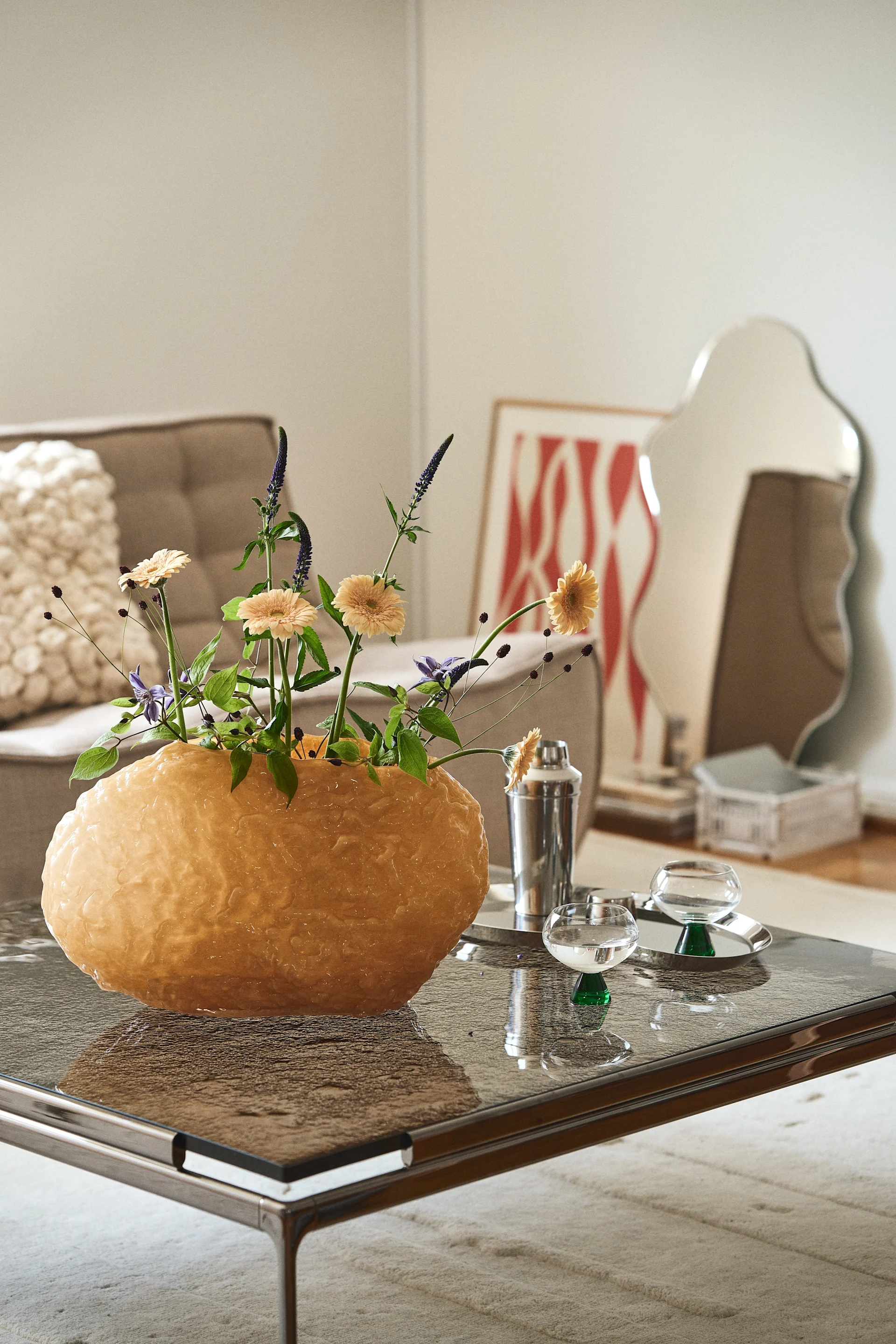 One of Byon's statement pieces is the Corallo vase, which is made of hand-blown glass with a heavy, solid structure, here in yellow on a coffee table with a glass top in coloured glass.