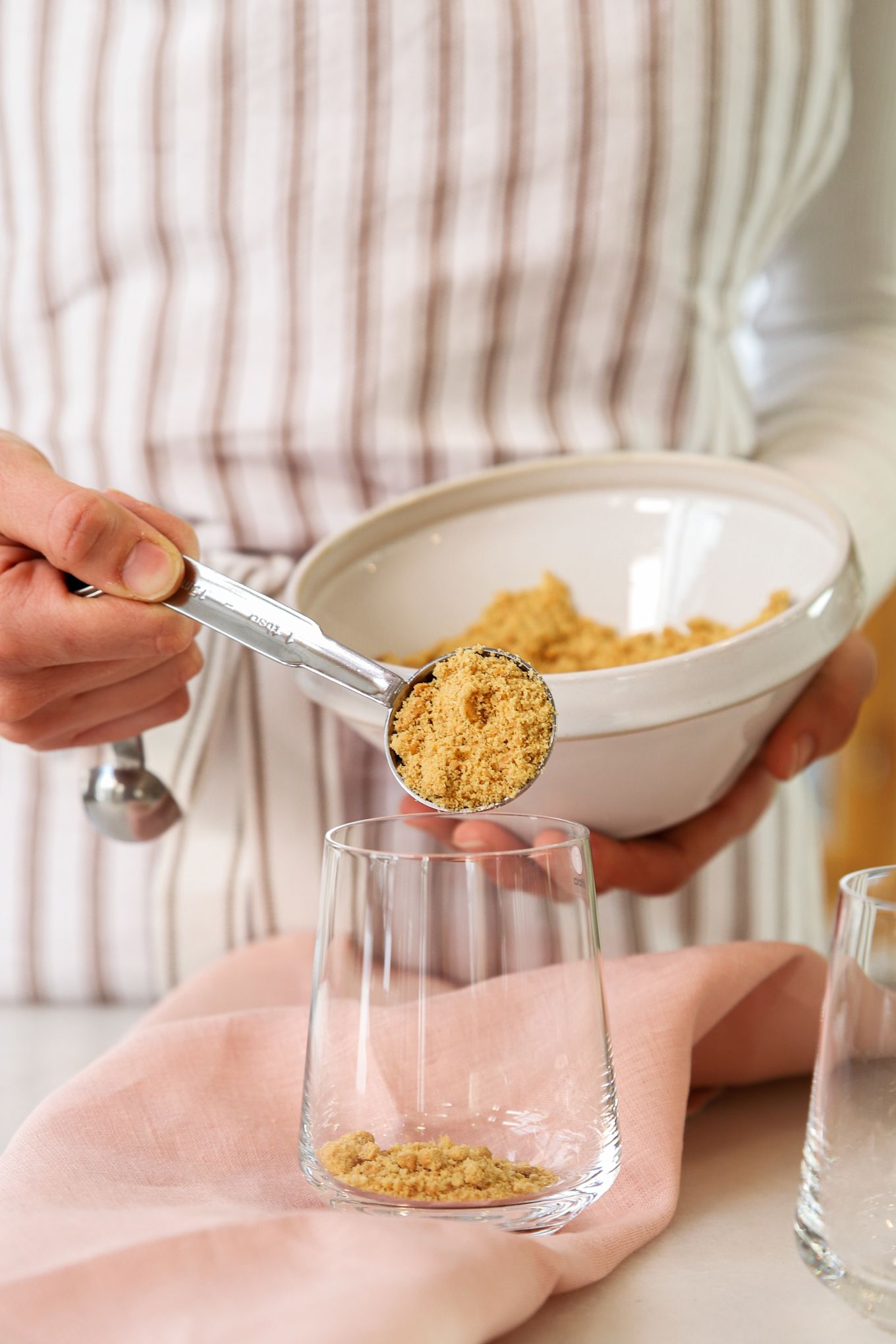 Baka med Frida for the New Year - 3 festive chocolate desserts. Here you see De Buyer measuring set and Iittala Essence drinking glass.