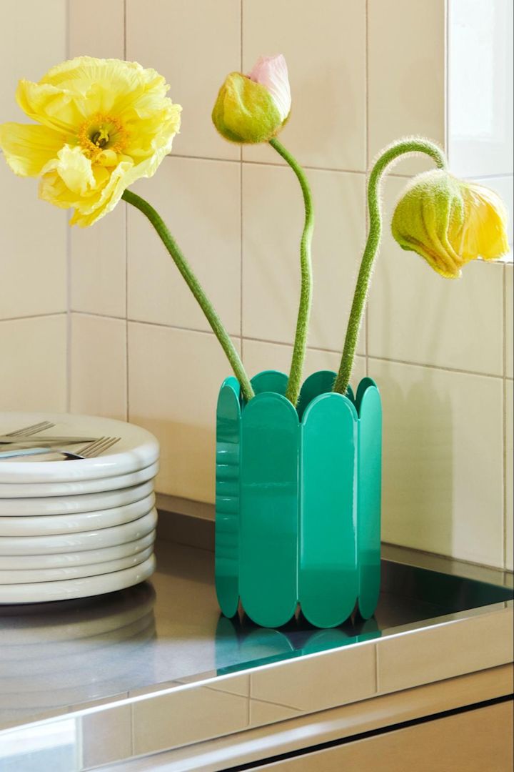 Teal is the perfect accent colour in the interior colour trends 2025, here you see the Arc vase from HAY. 