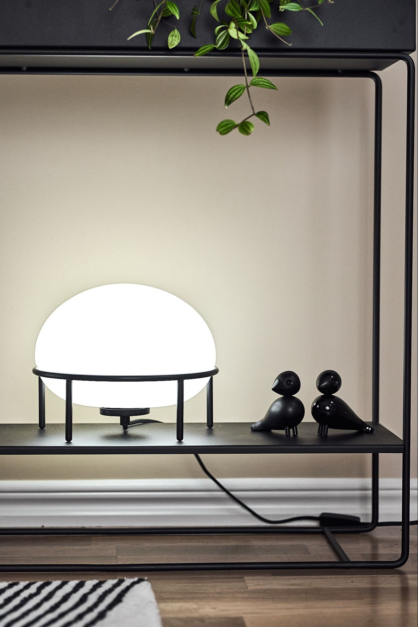 Choosing the right light bulb - Pump table lamp from Woud with white light shows a light source of 4000K.