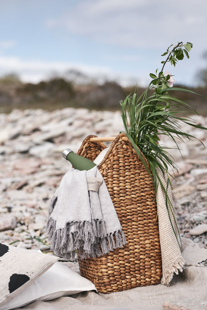 The Oyoy picnic basket is a summer essential for a picnic on the beach.