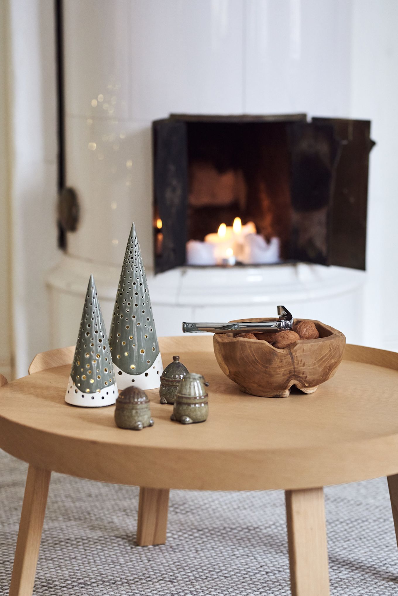 Minimalist christmas decor, here you see a wooden bowl and tree shaped candle holders. 