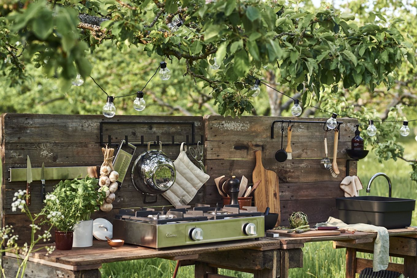 Check out these summer essentials for your outdoor kitchen. 