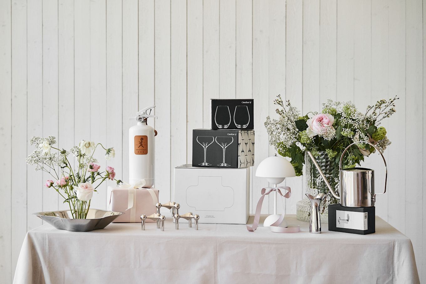 A unique wedding idea - include a gift table, here you see a gift table covered with beautiful gifts for the bride and groom. 