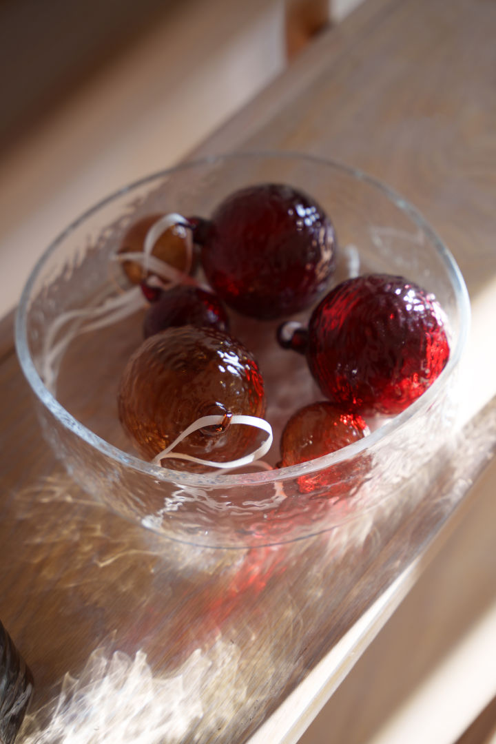 Glass baubles are as popular as ever in Christmas 2024, here you see the red Gry baubles from Cooee Design.