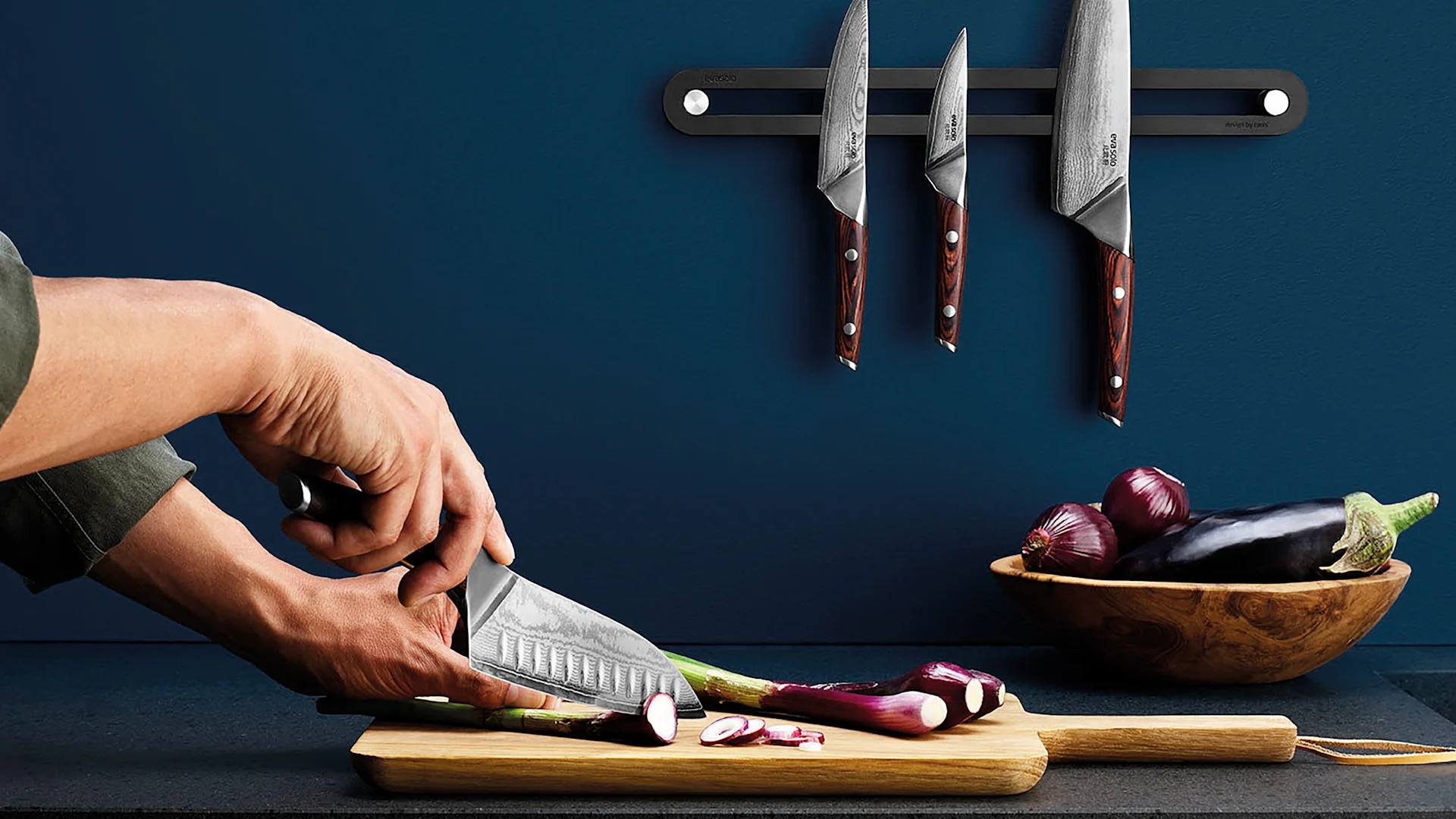 Here you see the vegetable knife from Eva Solo in a knife guide.