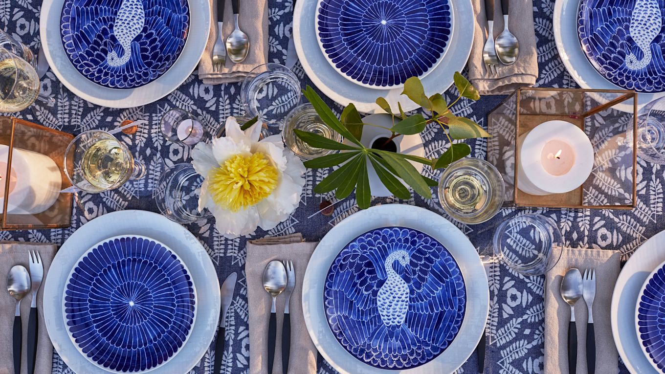 A blue and white table setting with Emma von Brömssen's blue and white porcelain Selma and cutlery Focus de Luxe from Gense for a bohemian look.