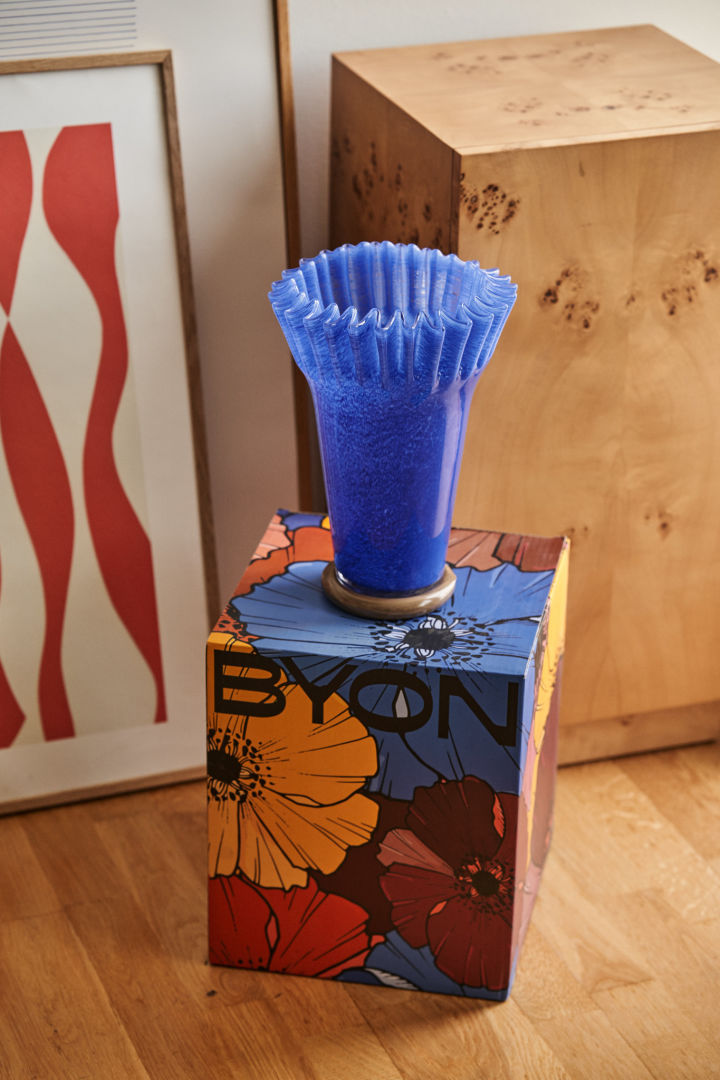 Here you see the blue Lori vase from Byon standing on a colourful Byon box. The ideal Christmas gift. 