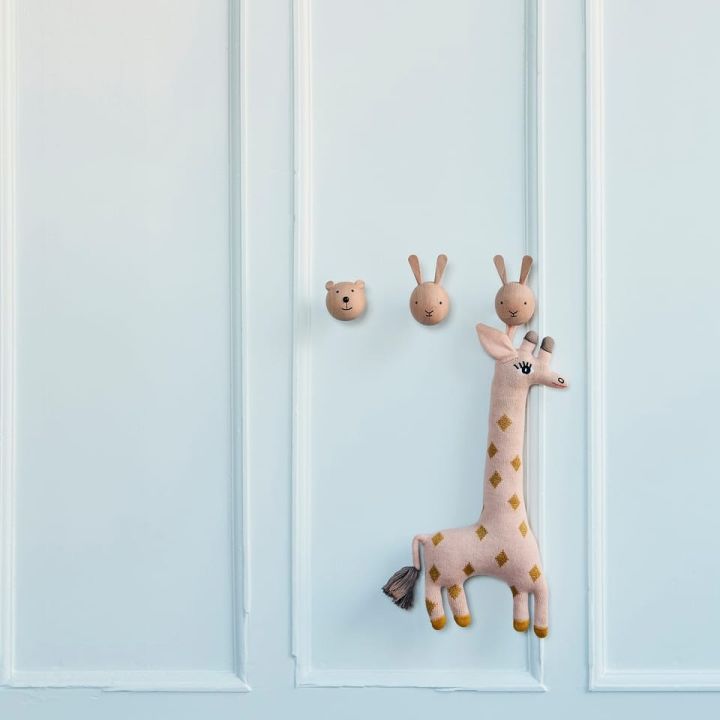 Here you can see the mini wall hooks in the shape of a bear and rabbit from OYOY with the Baby Guggi Giraffe, also from OYOY - practical baby shower gift ideas. 