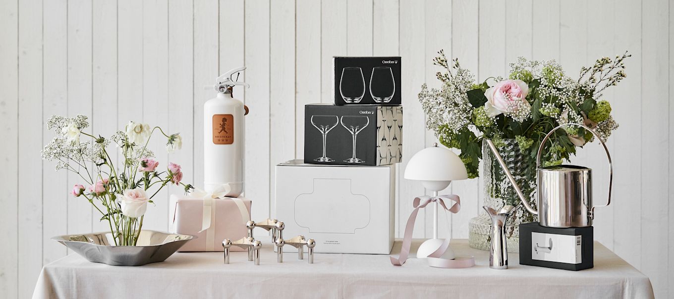 Design classics are always a good wedding gift to give to the bride and groom, here Stoff Nagel candlestick, Solstickan fire extinguisher, Alvar Aalto bowl, Flowerpot VP9 portable lamp and Kolonn vase from Skrufs Glasbruk.