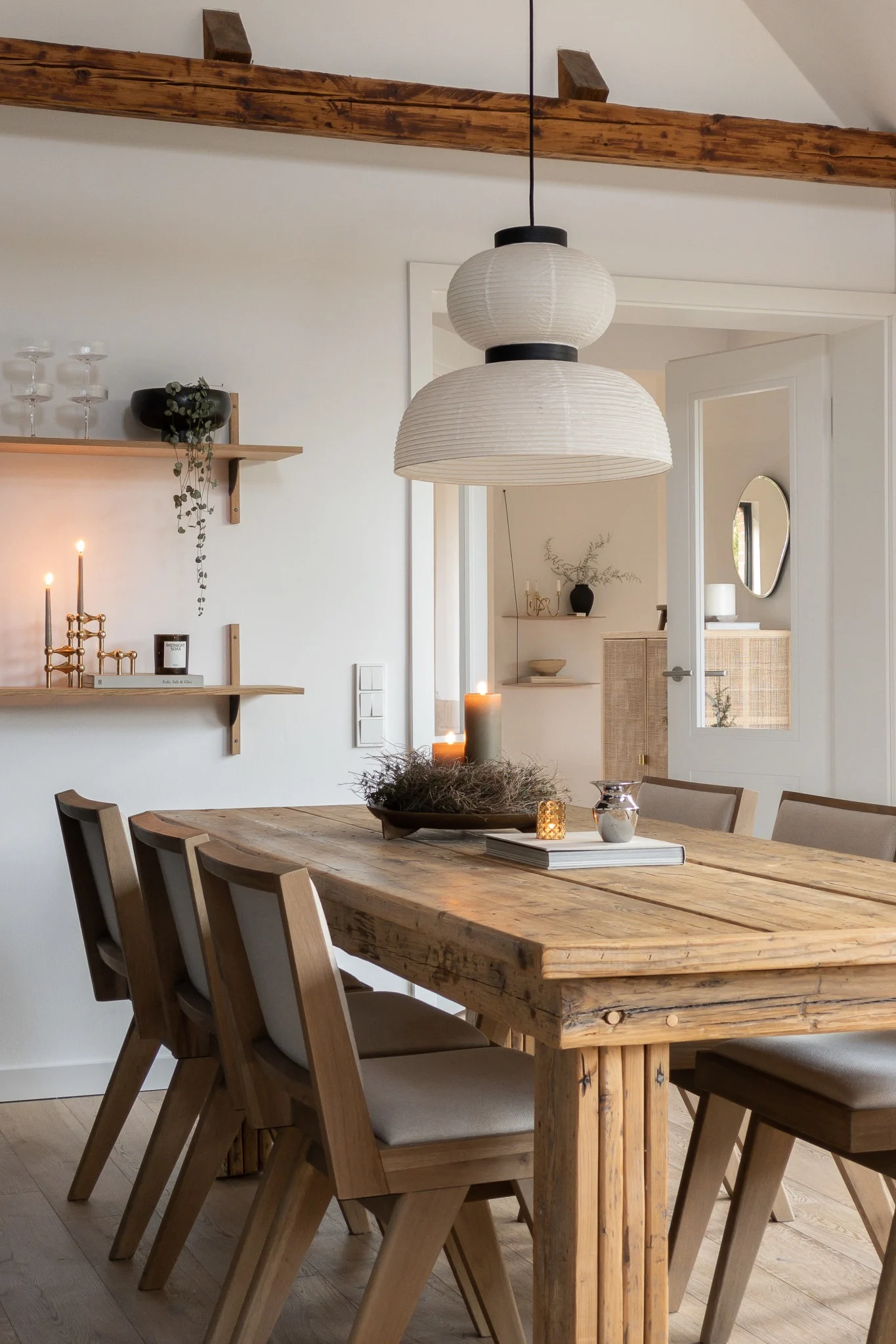 Create a Scandinavian home with @haus_tannenkamp, here you see a rustic dining table with modern accents.