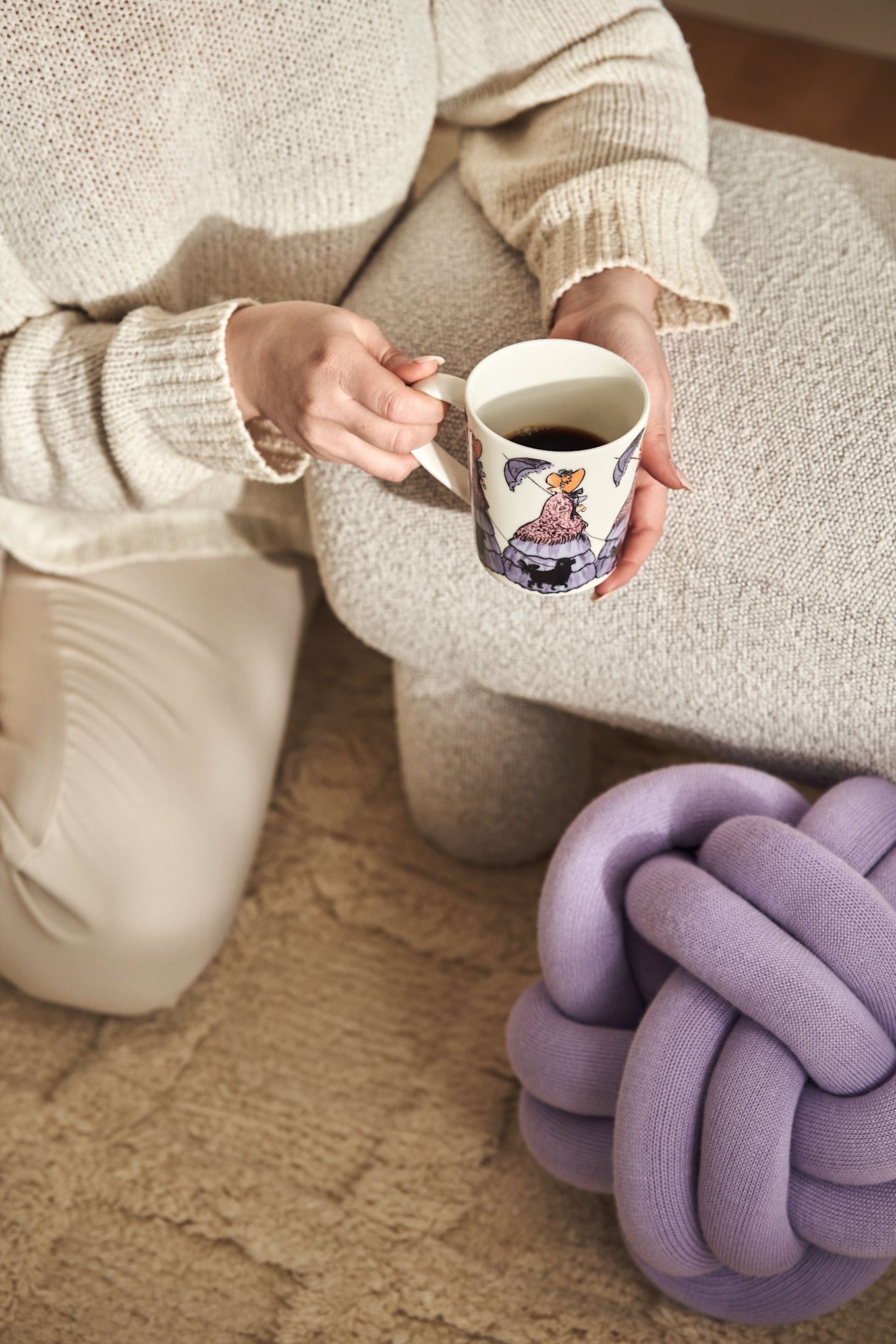 Mug with the a motif from the Swedish author Elsa Beskow - Aunt Gredelin from Design House Stockholm and Fia carafe in glass with purple lid on Frame shelf in oak and white.