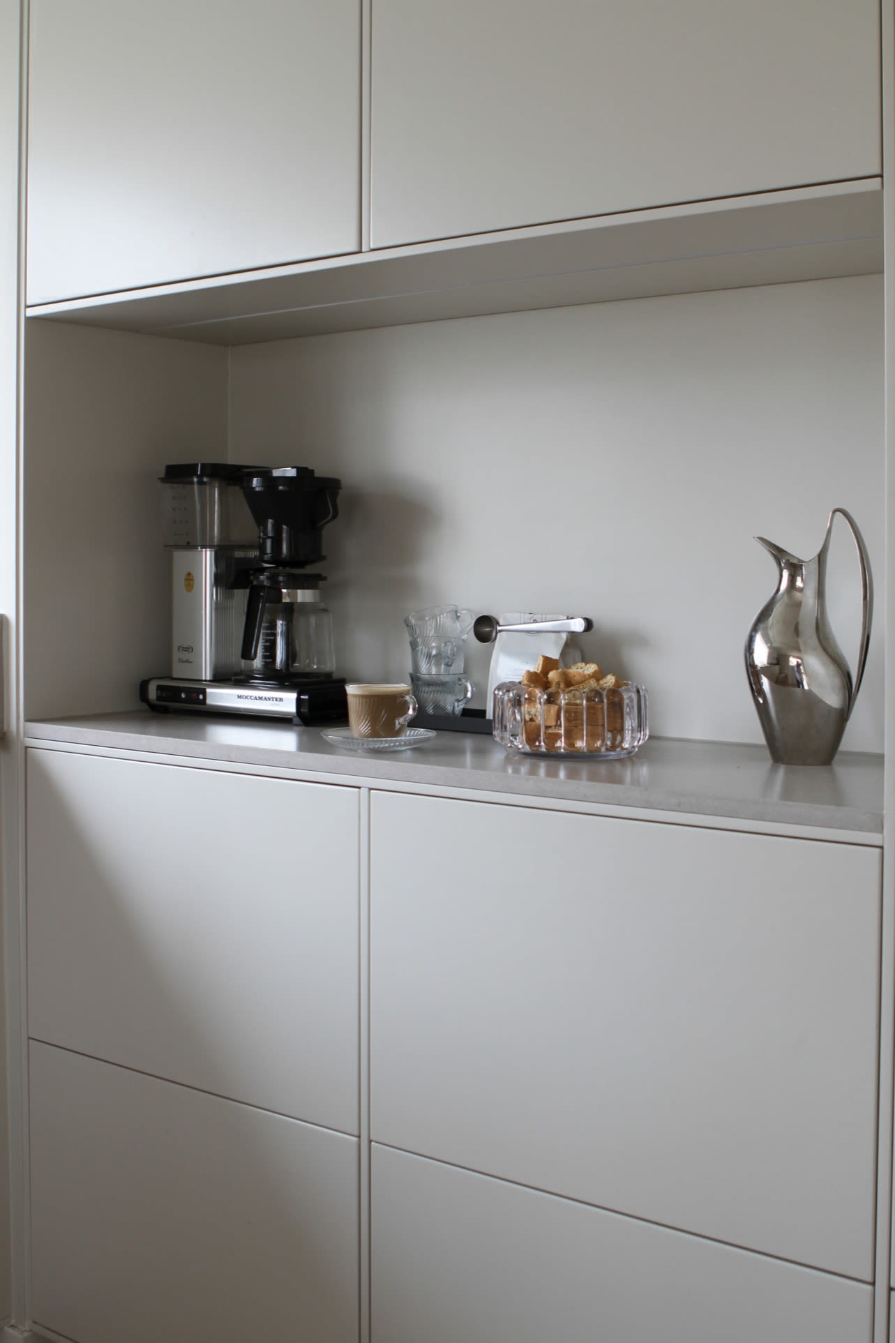 Influencer @moeofsweden has set up a coffee bar at home with the Moccamaster, a coffee cup and the HK jug from Georg Jensen.