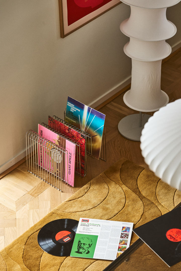 Here you see a retro styled living room with records and the Curva magazine rack. The retro style is one of the biggest trends from autumn 2024. 